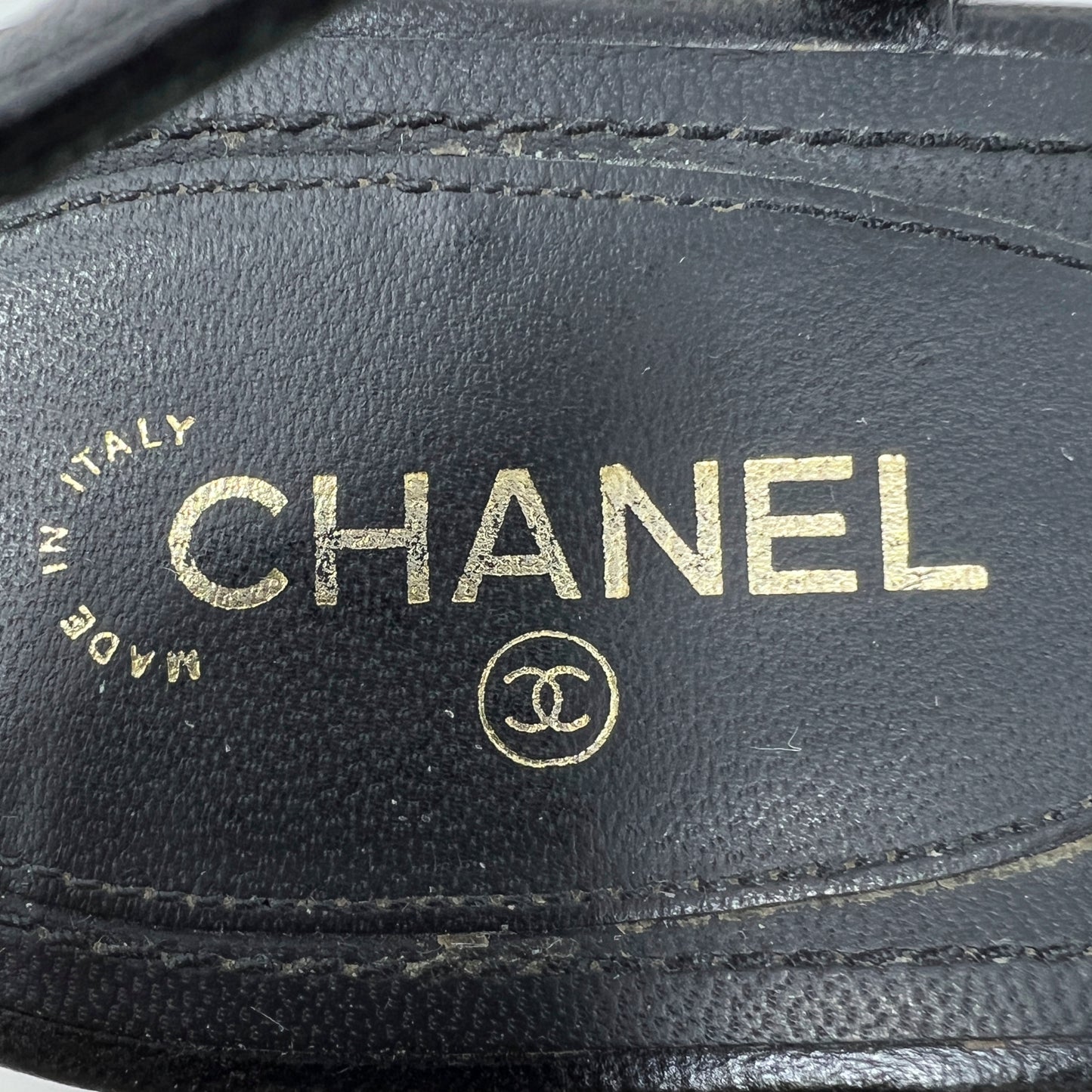 Chanel Black Leather Gold Metallic Interlocking Logo Flat Thong Sandals Size EU 39