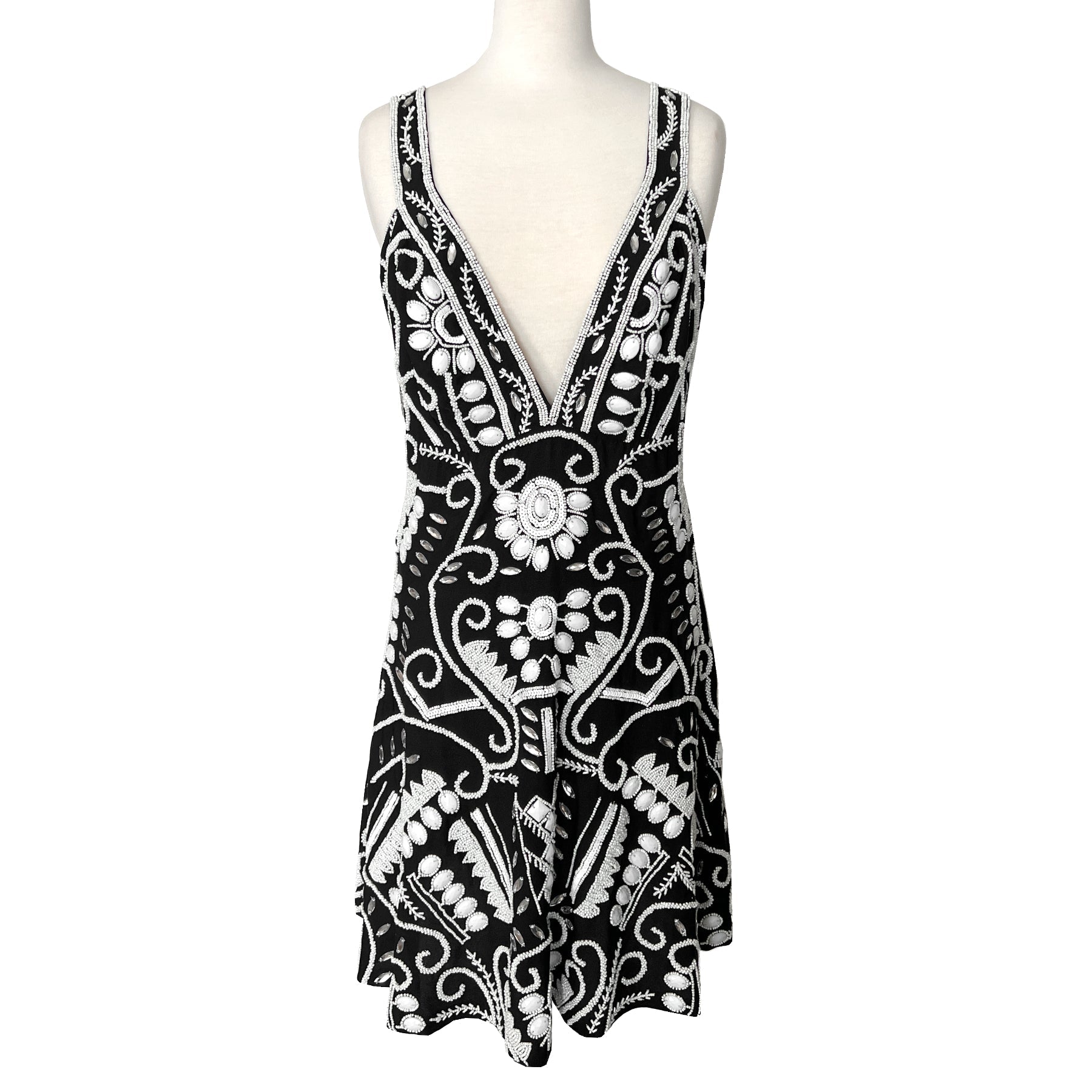 Alexis Jerza Black and White Embellished Mini Dress Size XL shopthegcc Alexis Jerza Black and White Embellished Mini Dress Size XL shopthegcc