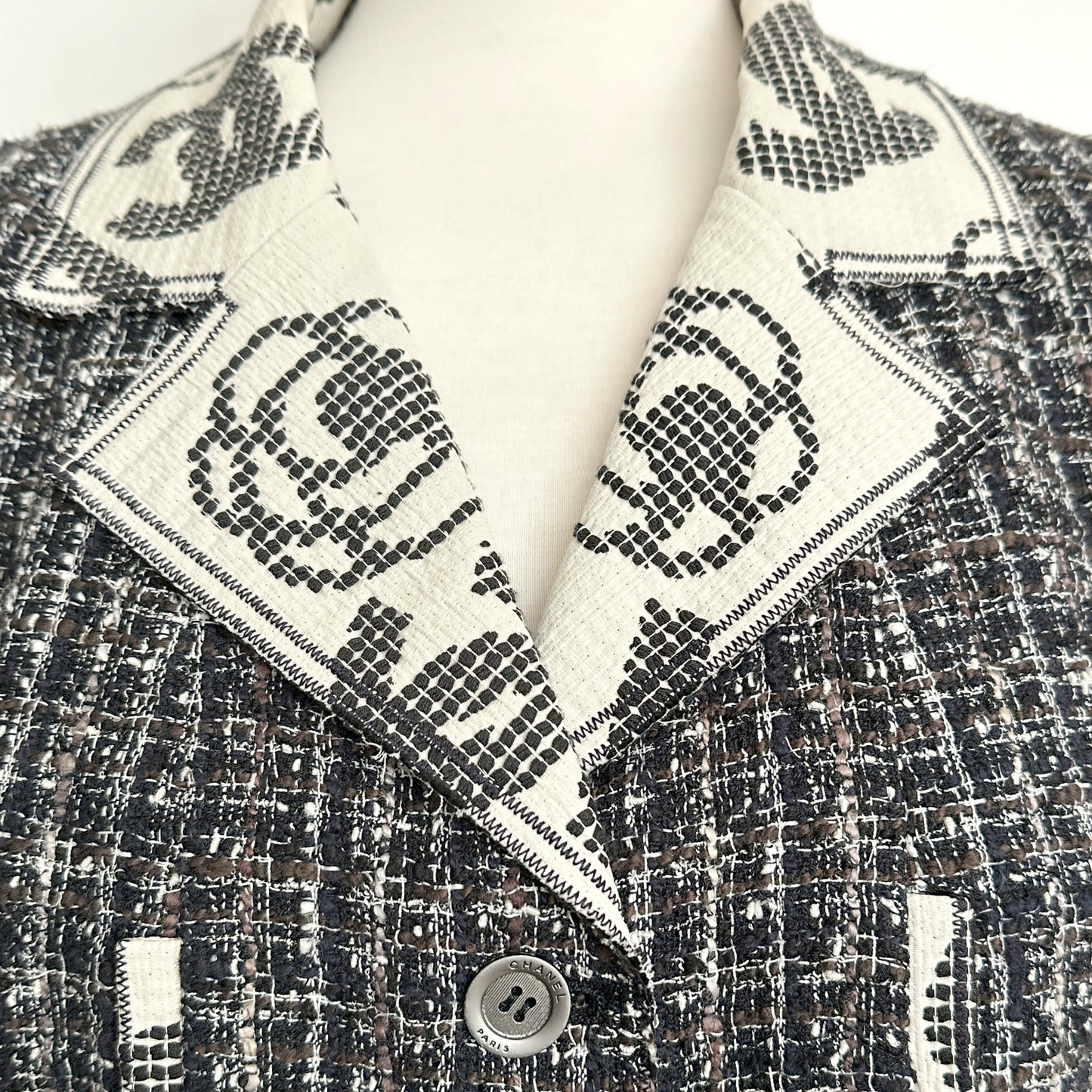 Chanel 2006 Spring Collection Tweed Logo Collar Blazer Jacket Size EU 42