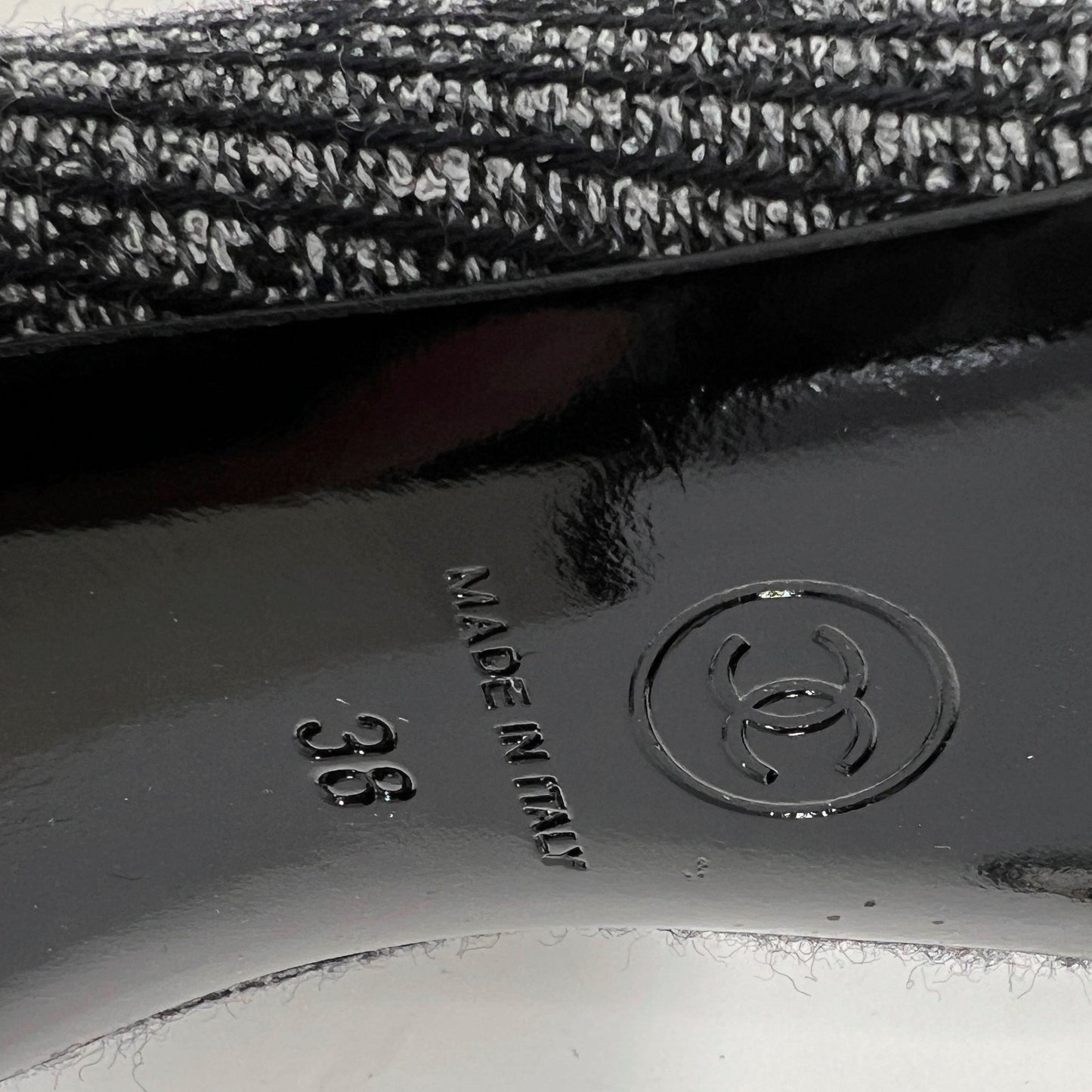 Chanel Tweed Wool Grey Black Cap Toe Round Pumps White Chanel Logo Heels Pumps Size EU 38
